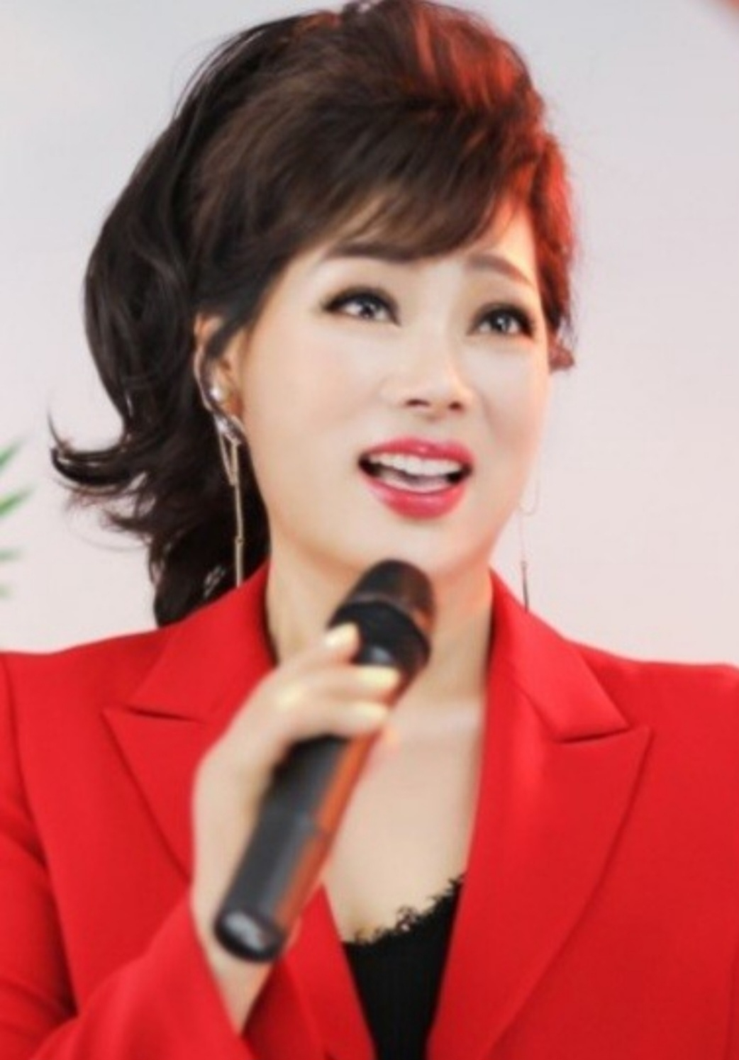 [인물탐구] 황부영. 그녀의 인생은 사업가에서 가수로 변모한 독특한 이력을 가지고 있습니다.