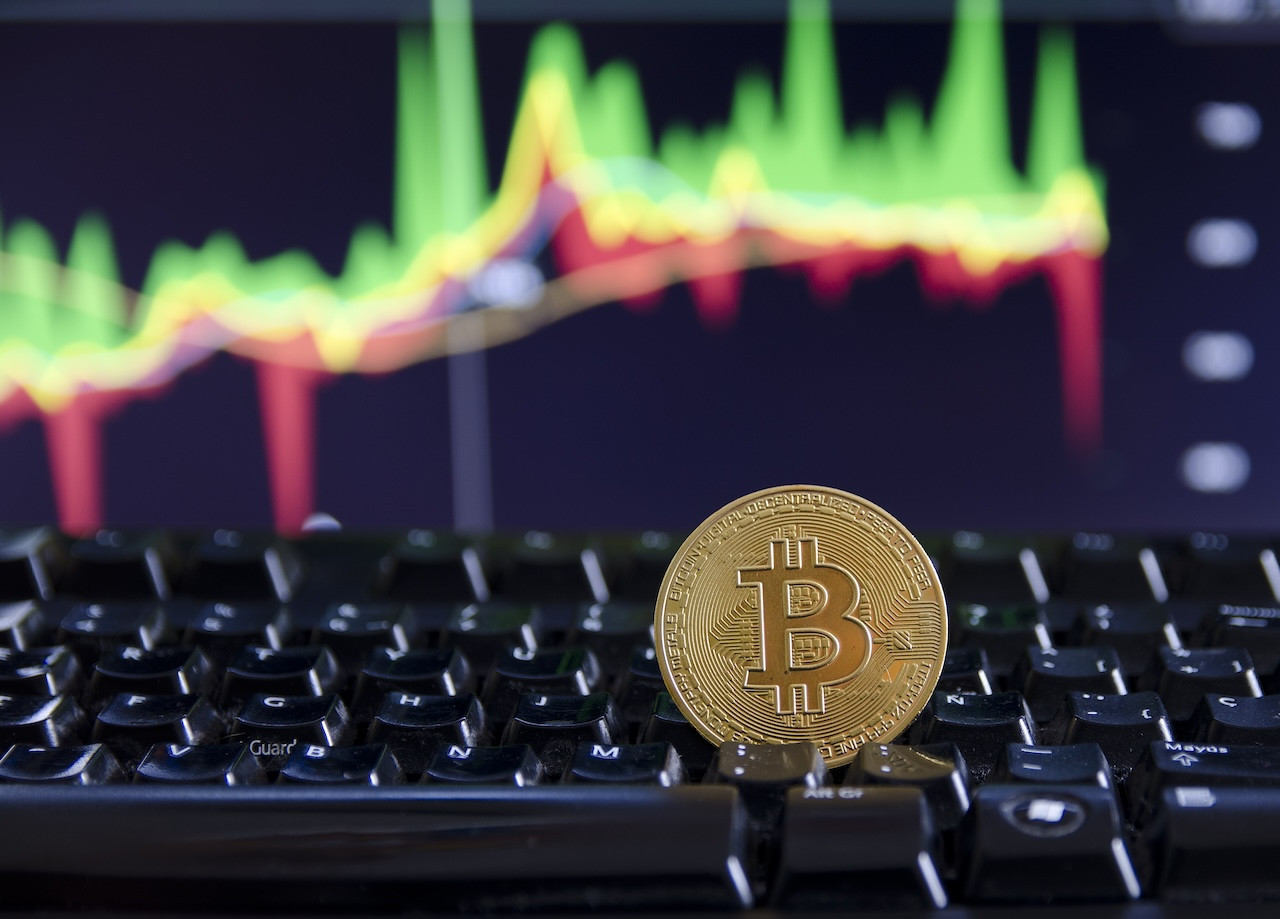 최근 디지털 자산 시장에서 이더리움(ETH)과 리플(XRP)이 비트코인(BTC)과의 상관관계가 약화되는 